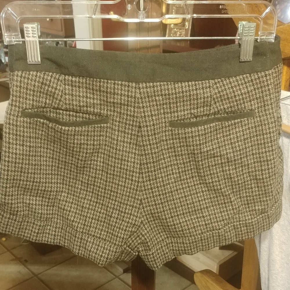 Express Shorts - Picture 2 of 4